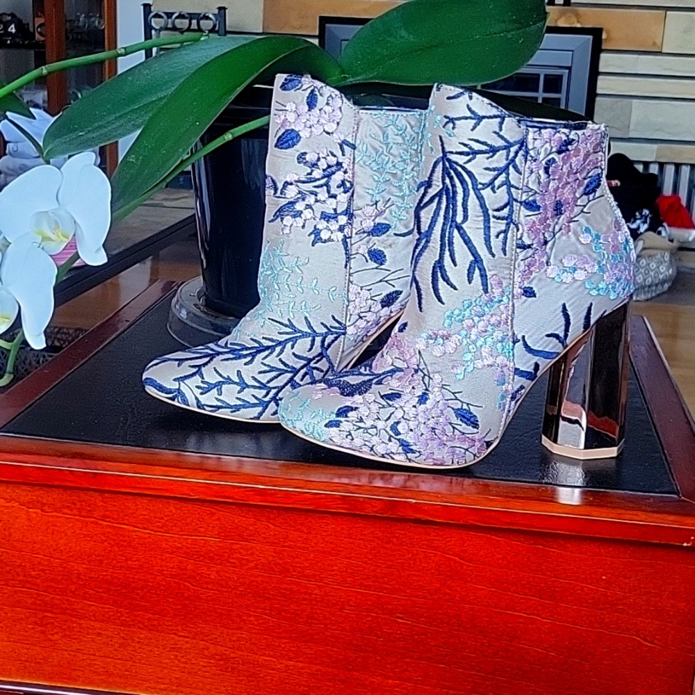 SO "SHAY" Boots 6 Gold Tone/Multi